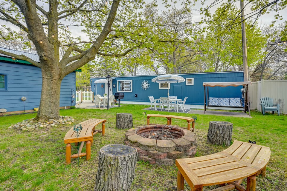 Caseville Vacation Rental | 2BR | 1BA | 800 Sq Ft | 3 Steps Required