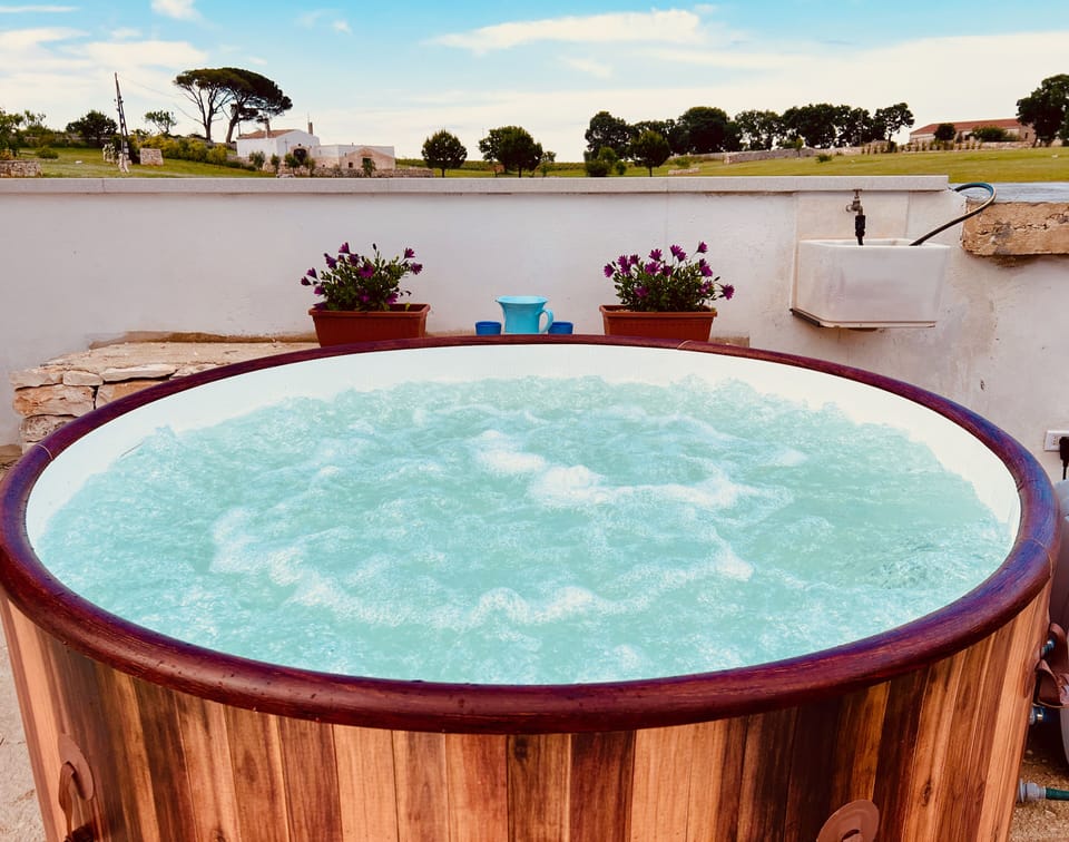 Outdoor spa tub