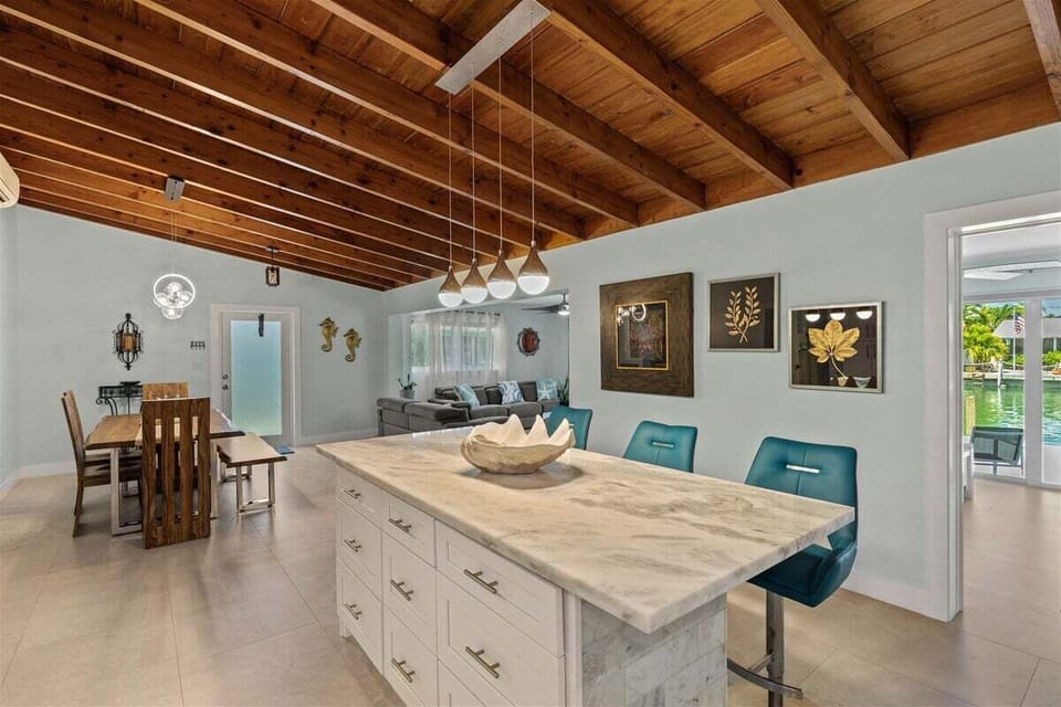 Tons of natural light & plenty of seating.