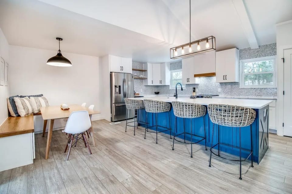 Kitchen Island / Dining Areas
