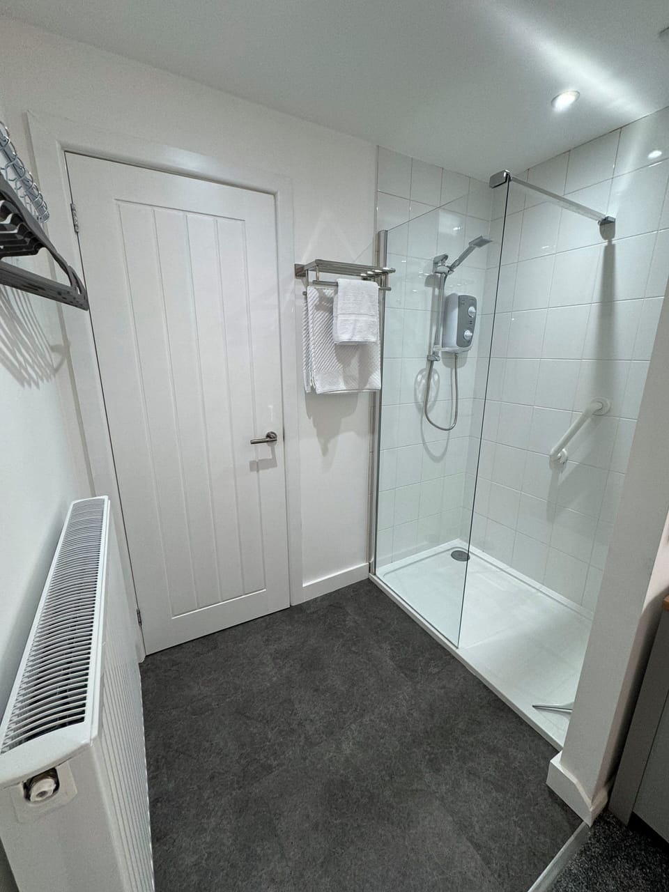 Shower room - en-suite to grey bedroom