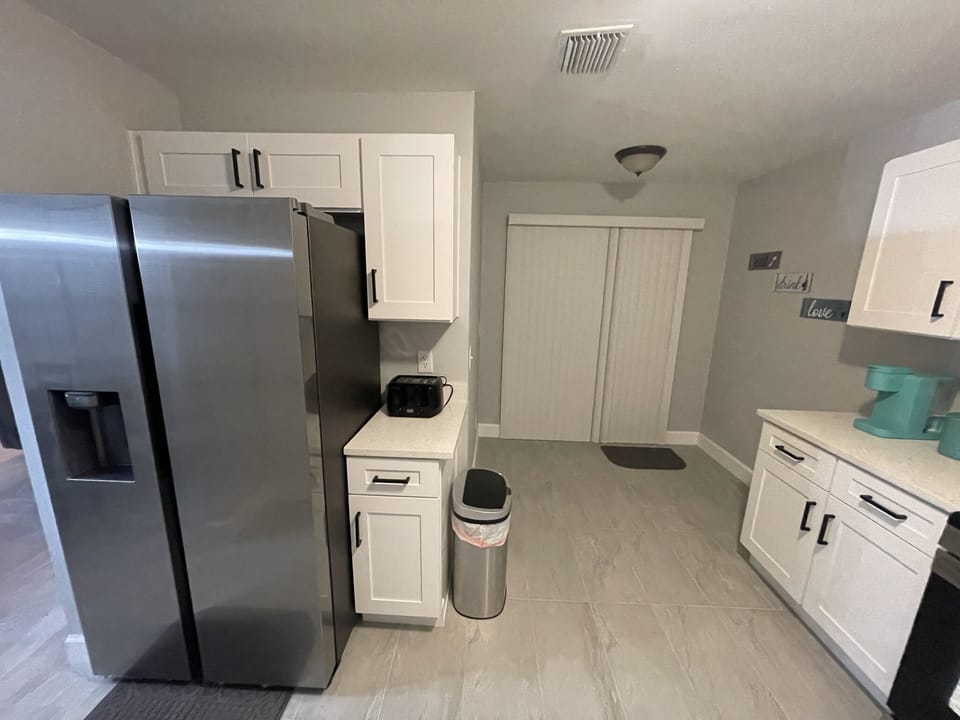 Fully Equipped Kitchen, new Refrigerator with Ice maker and filtered water. 