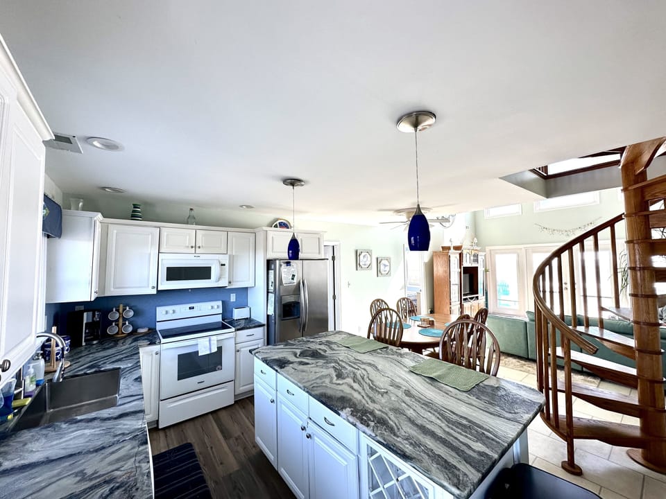 Fully equipped kitchen with the brand new leather-granite counter tops. 