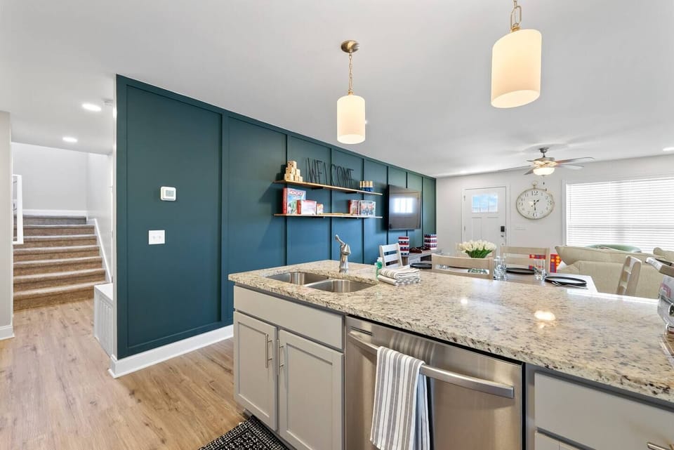 Great stay at this Airbnb! Host was super responsive to any issues that arose & very friendly. The house was clean & had lots of games for us to play & was very convenient for us as a home base to visit mammoth caves & Nashville - Sophia C.| 5 Star Review