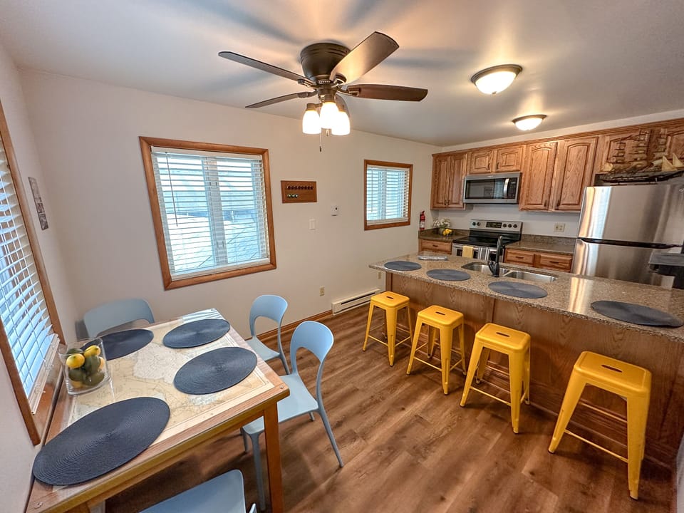 Kitchen & Dining