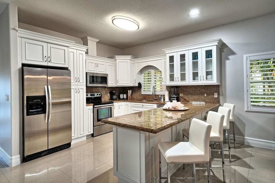 Kitchen with Breakfast Bar with 4 Chairs