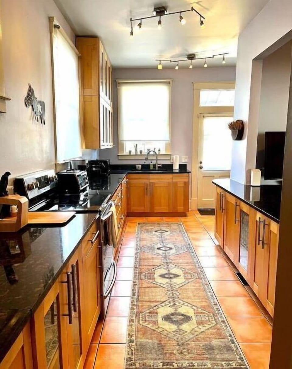 Large, fully equipped kitchen with coffee, Nespresso, filtered water, supplies