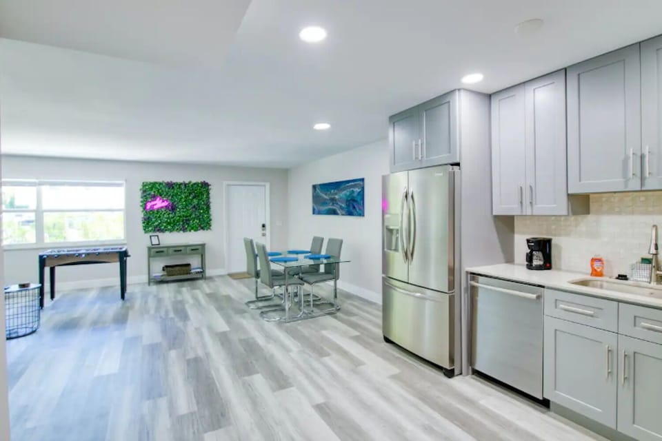 Modern kitchen & dining for six—perfect for easy meals and relaxed dinners