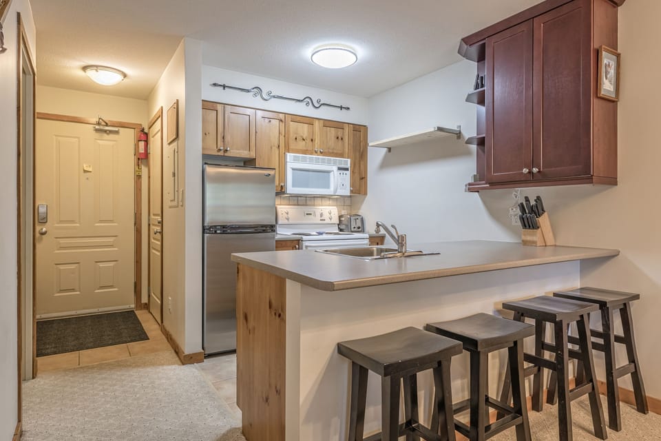 Kitchen with Breakfast Bar - Seats 4 