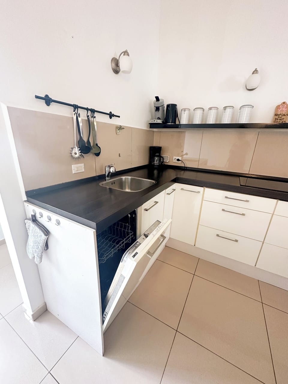 Fully equipped kitchen with dishwasher
