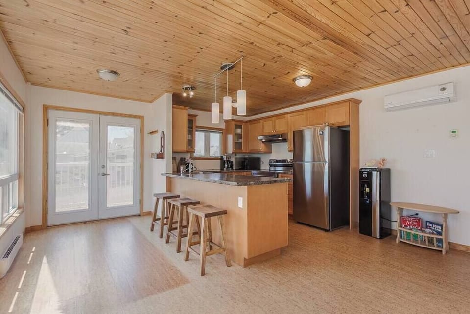 Kitchen area with breakfast area