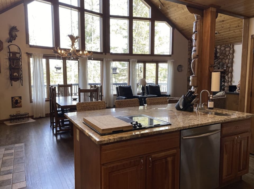 Kitchen island - great work space and seating for 4