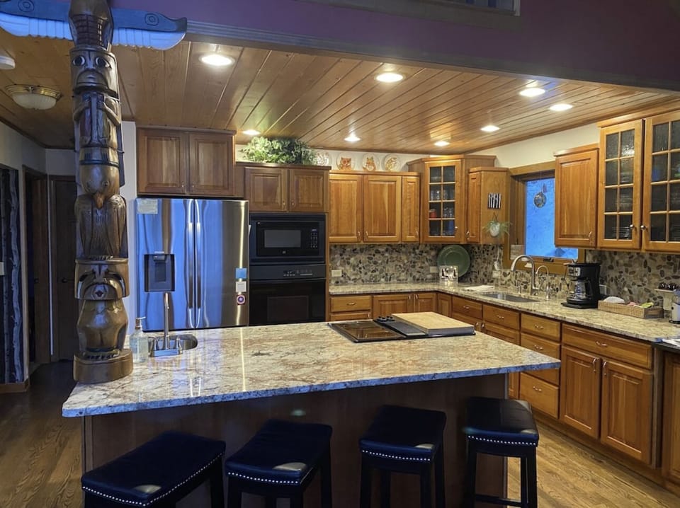 Kitchen island w/seating for 4