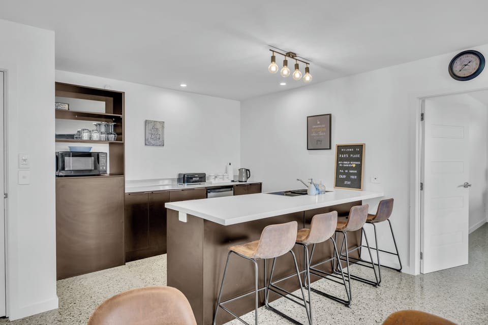 The kitchenette with mini fridge, microwave, toaster and electric kettle.
