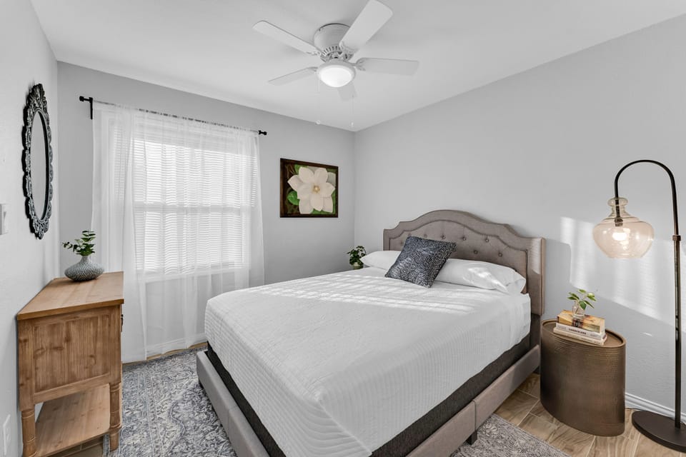 2nd guest room includes queen size bed.