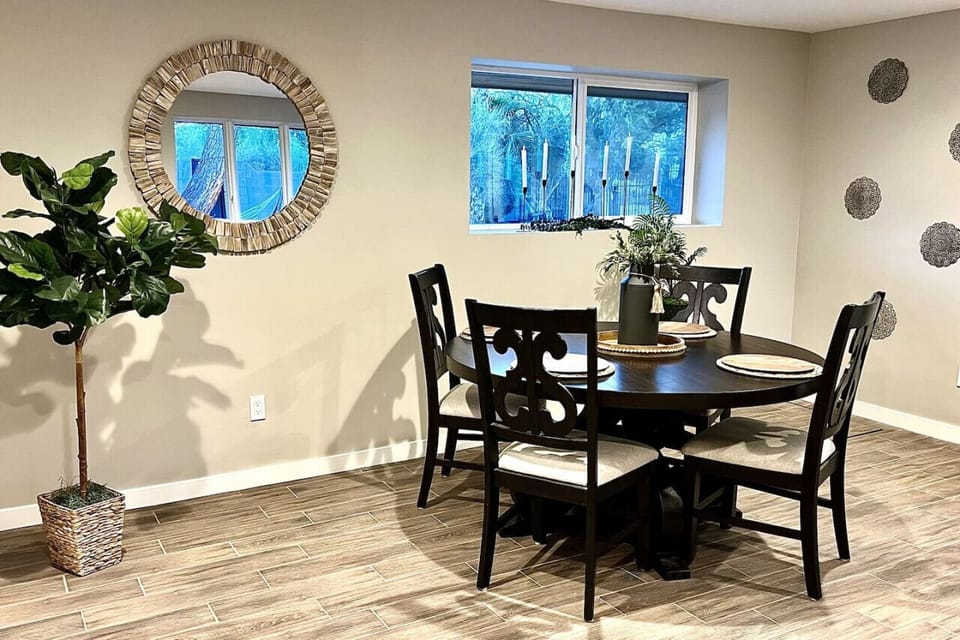Dining Area seats 4