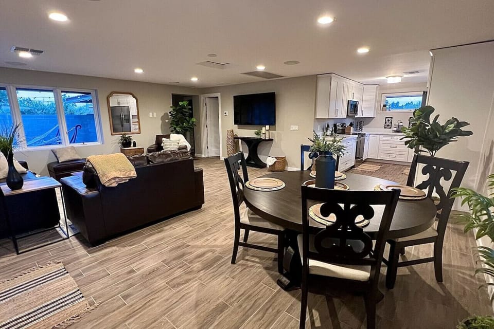 Dining Area seats 4