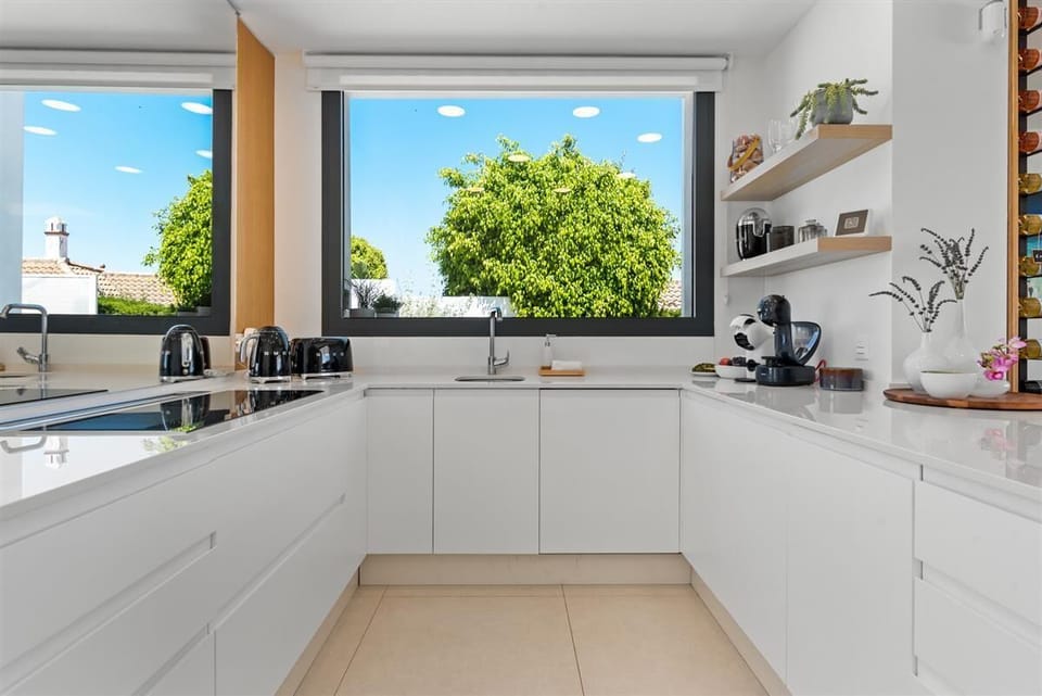 Another picture of the modern fully-fitted kitchen