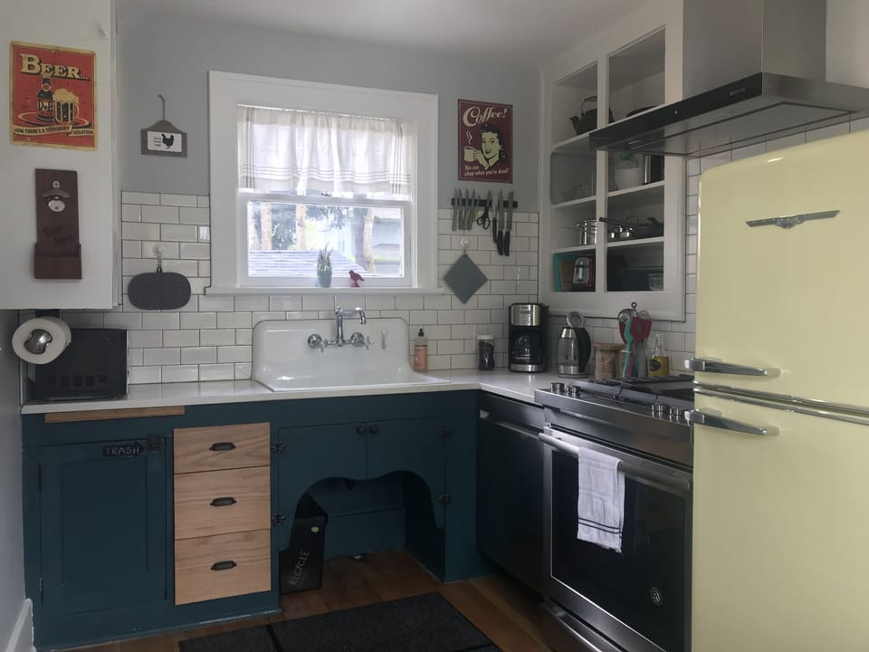 Main level kitchen, fully stocked & gourmet appliances