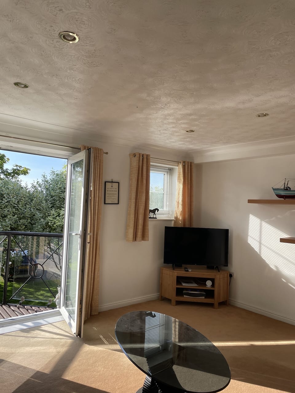 Lounge with access to the balcony