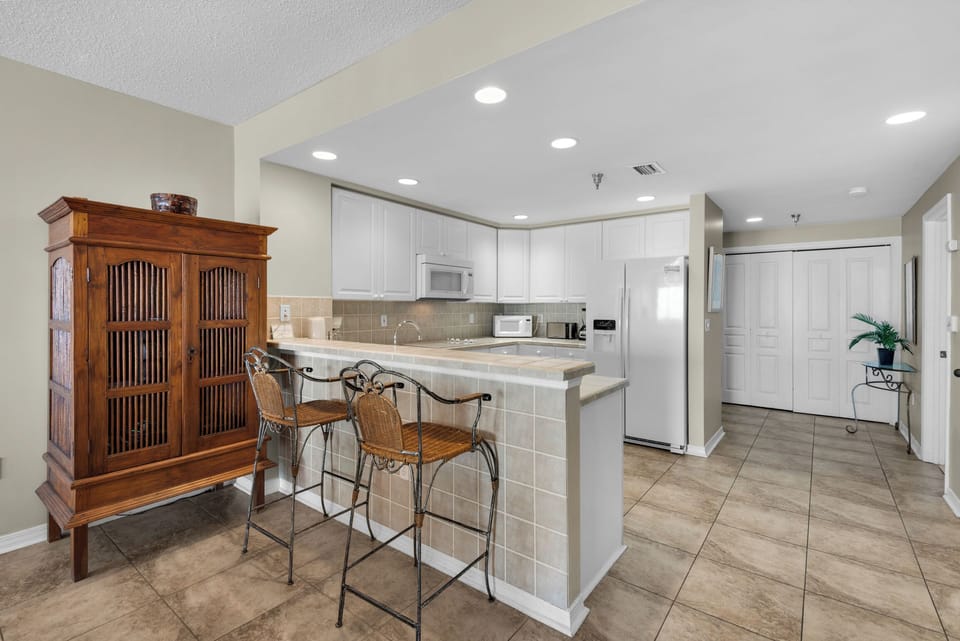 Eat-in kitchen bar seating