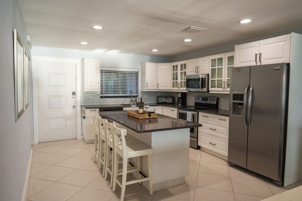Great kitchen, huge island & includes all you need to have a great meal