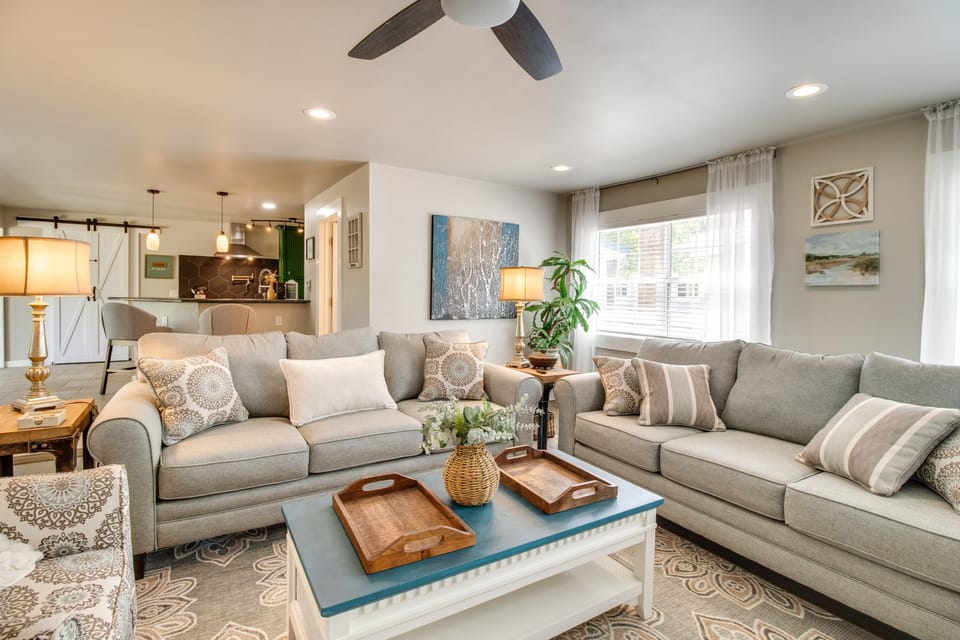 Living Room | Flat-Screen TV | Free WiFi