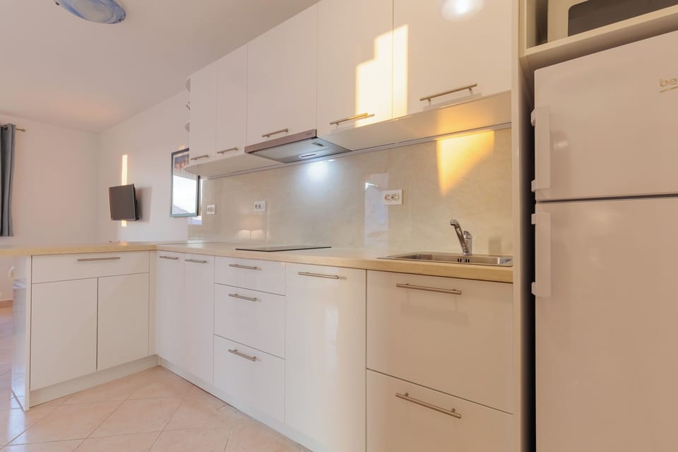 fully refurbished kitchen with dishwasher and washing machine