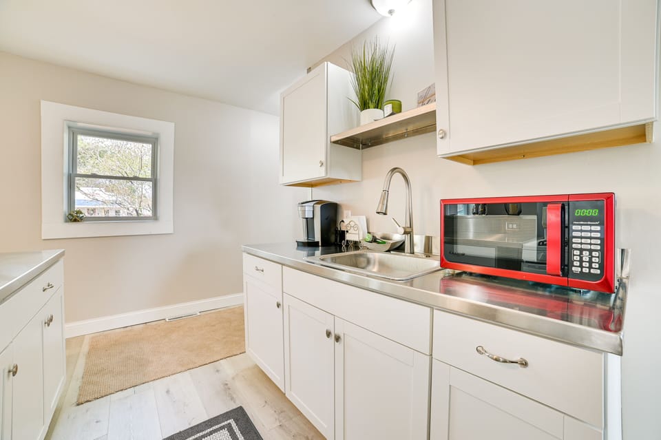 Kitchen | Central Air Conditioning/Heat | Free WiFi