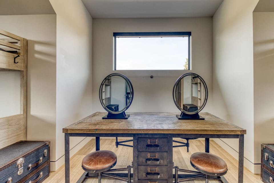 Four styling stations in Bunk Room