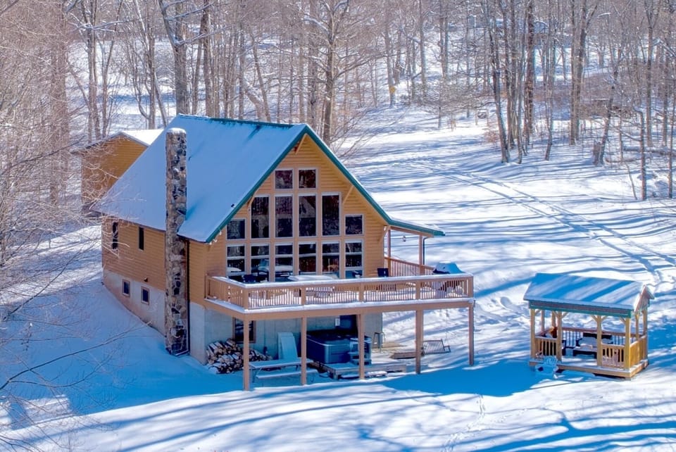 Spacious 4BR family cabin with sweeping mountain views