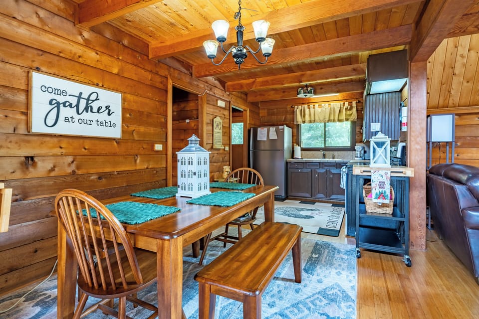 Dining Area | Dishes & Flatware Provided