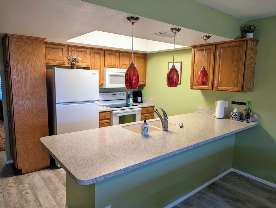 Walk in Kitchen w/ all major & small appliances + cooking/baking necessities