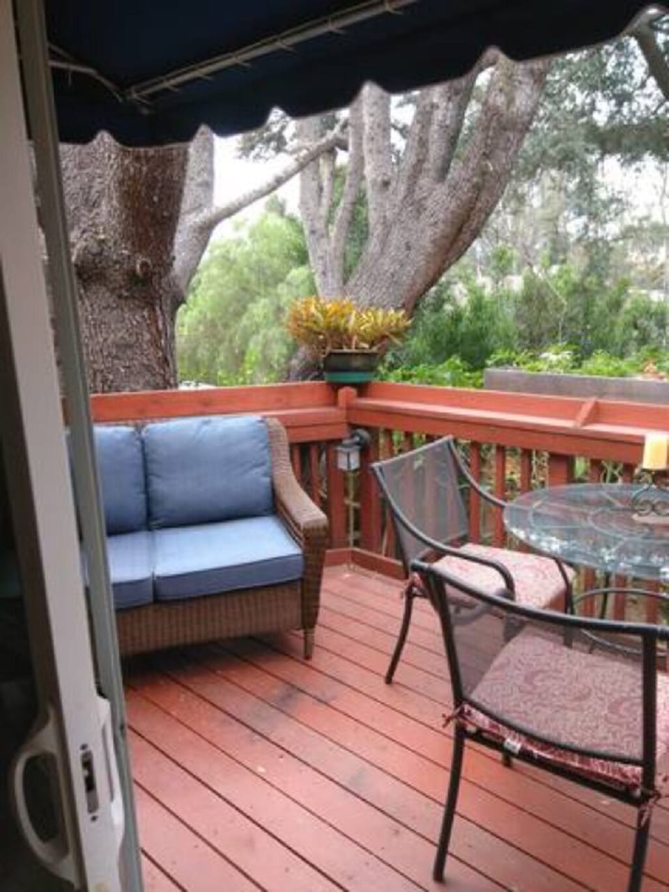 Outside patio with chairs and table
