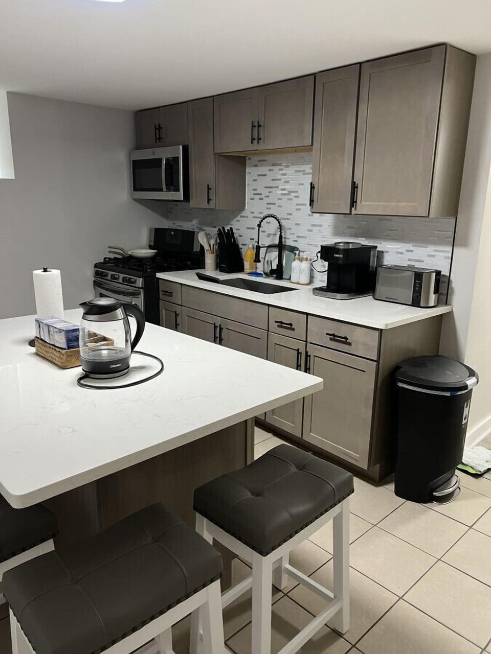 Fully equipped kitchen w/ seating for 6