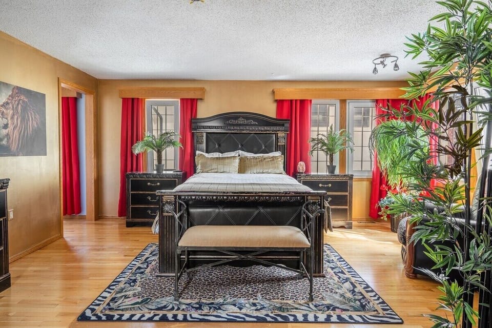 Queen bedroom with ensuite on the third floor 