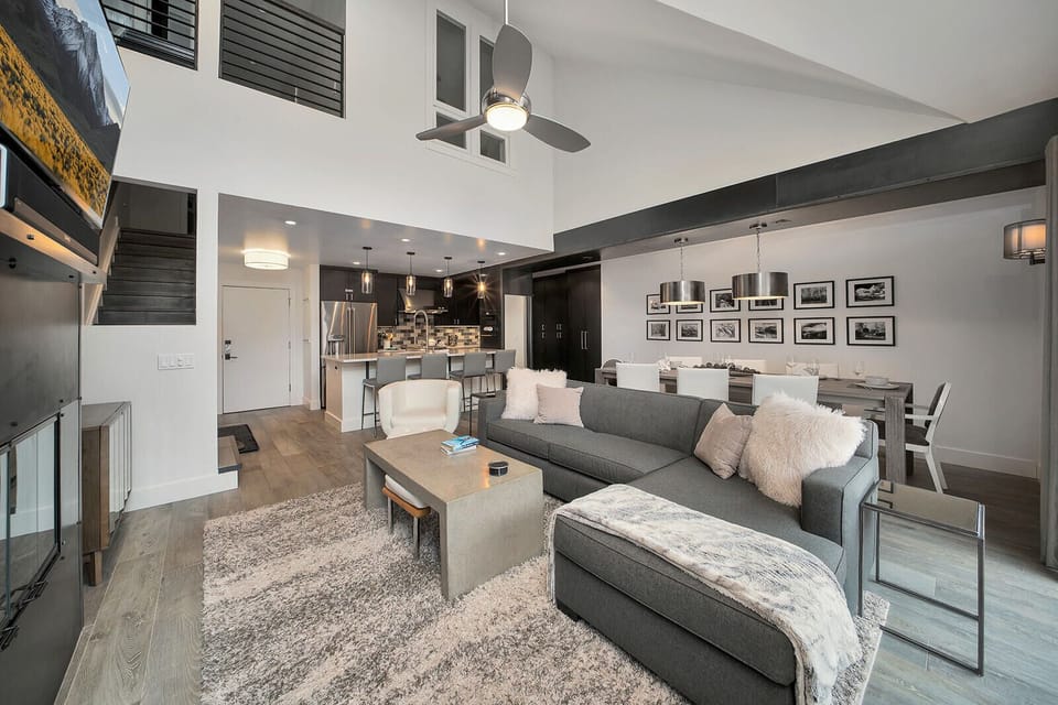 Living Area - Blue Mesa 2 - Vivid Vacation Rentals Telluride - Living Area - Blue Mesa 2 - Vivid Vacation Rentals Telluride