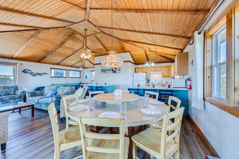08-Surf-Or-SOund-Realty-1119-Beach Jam'n-Dining Area-2