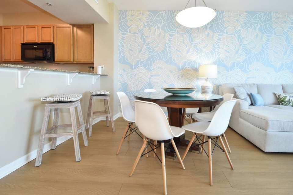 The Palms of Destin 21213 - Breakfast Bar and Dining Area