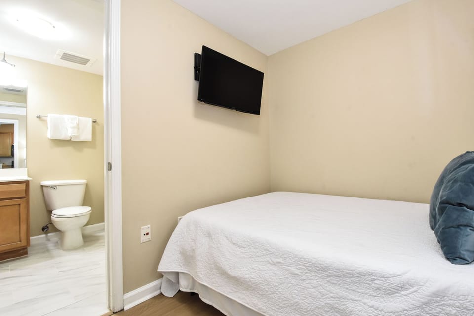 The Palms of Destin 21213 - Guest Bedroom with Attached Bathroom
