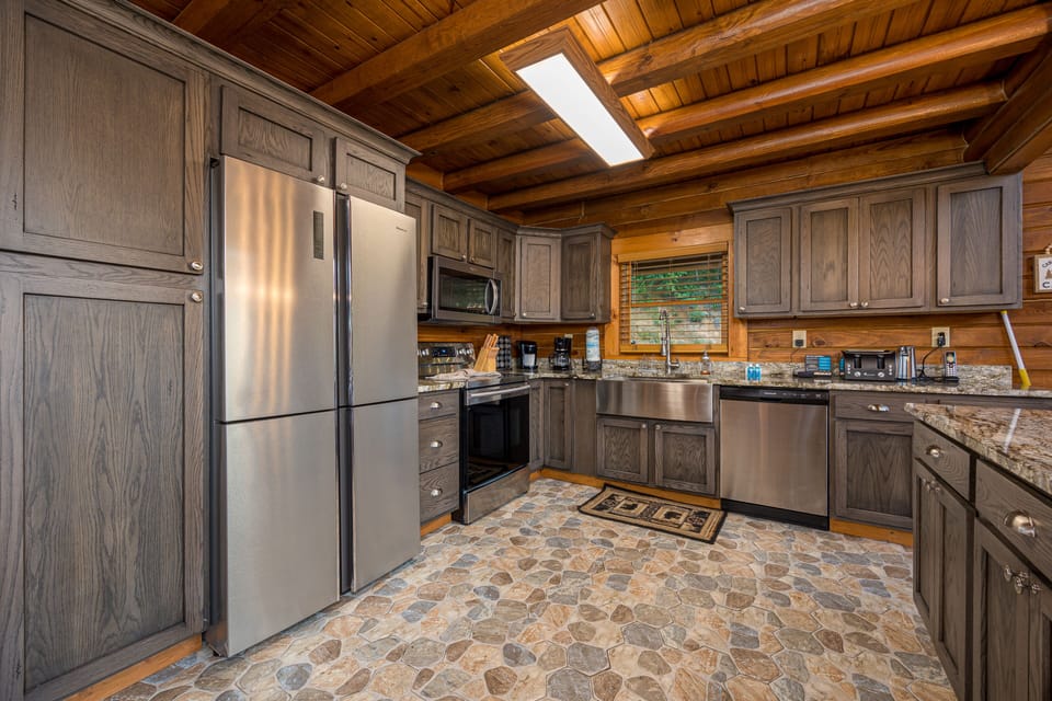 Fully equipped kitchen: cook/bake/dinner/silver-ware provided