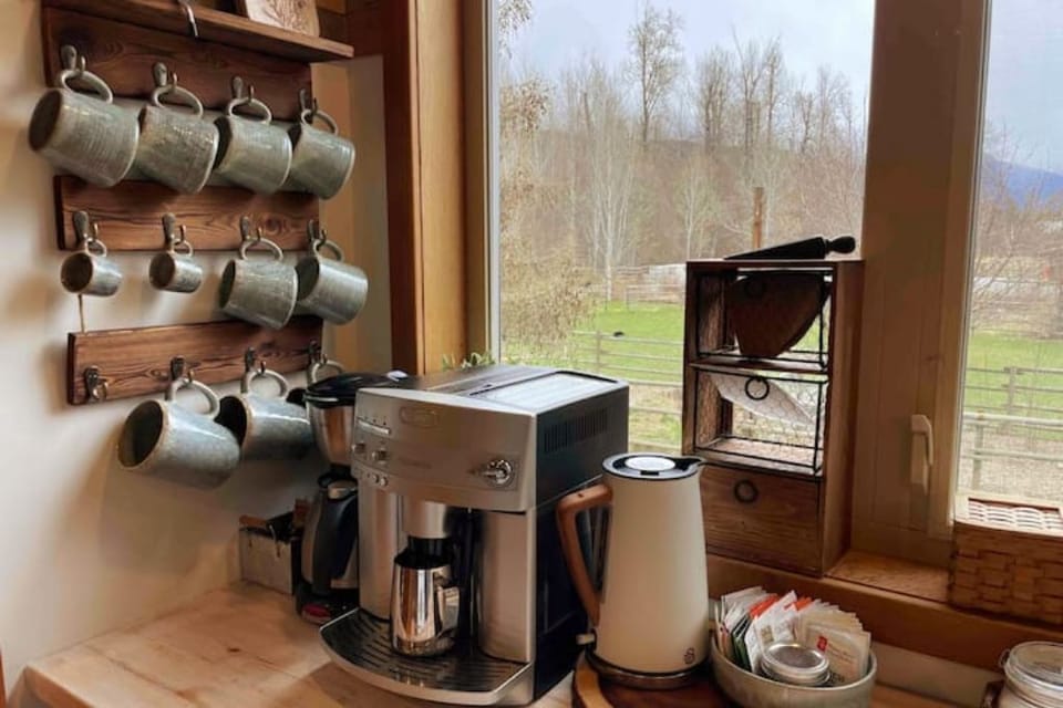 Kitchen coffee bar, expresso machine, coffee pot, kettle, assorted hot drinks