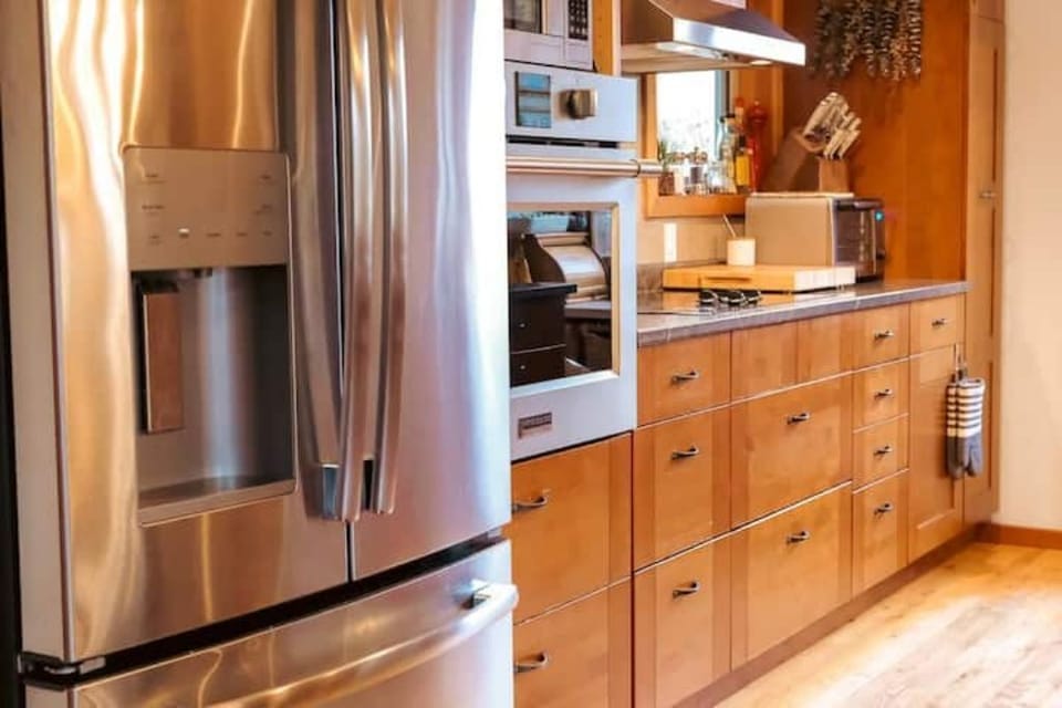 Double fridge, freezer, water filter and ice maker, ceramic cooktop, dishwasher.