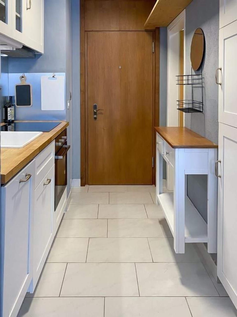 On the right side is the fridge-freezer. Above you have space for your groceries
