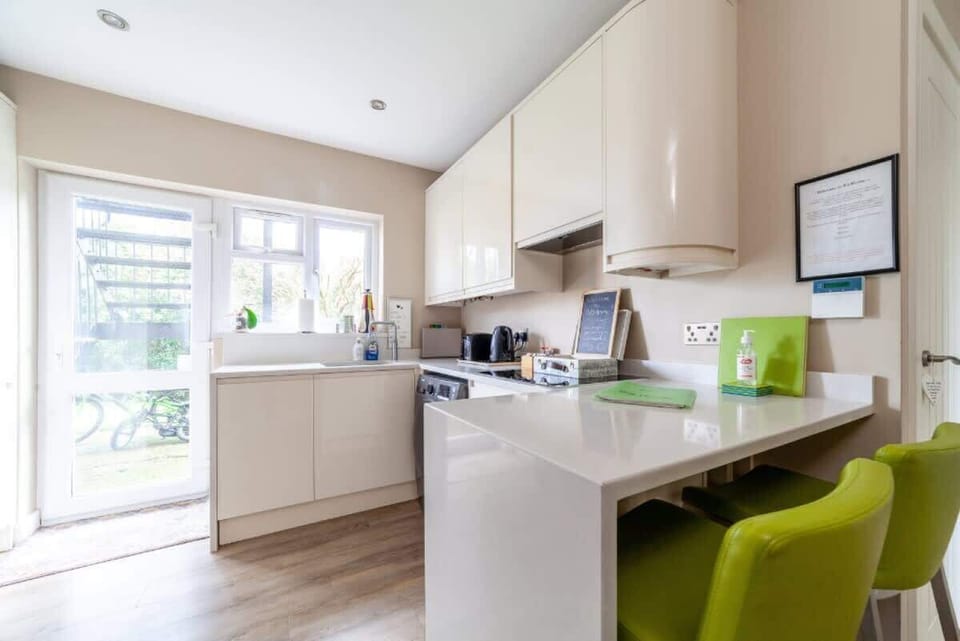 Modern kitchen with quartz worktops, washer dryer, induction hob and breakfast bar