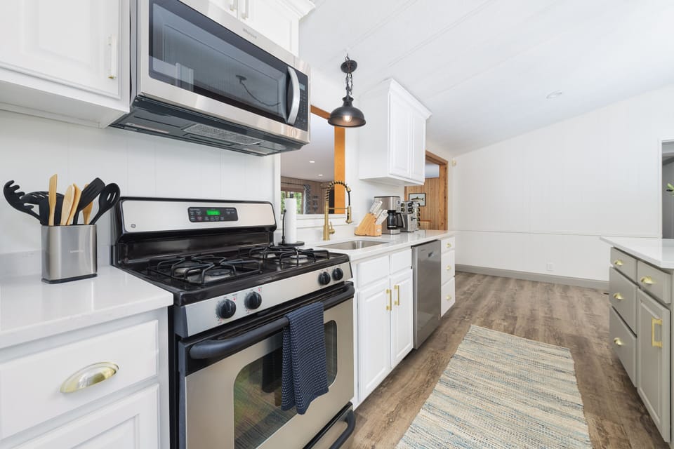 Fully stocked kitchen has everything that you need to cook many family meals!