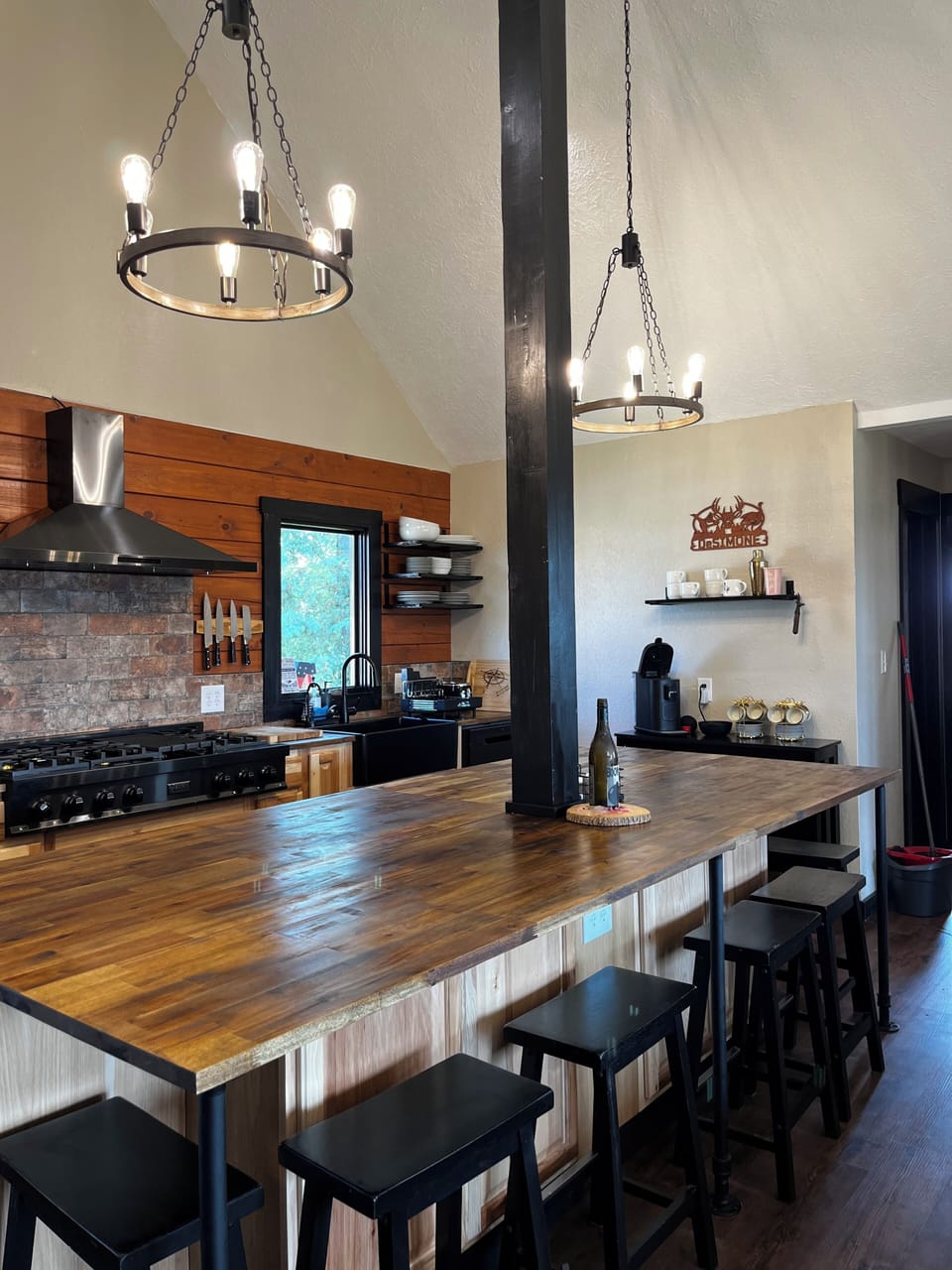 6 people can sit at the breakfast bar