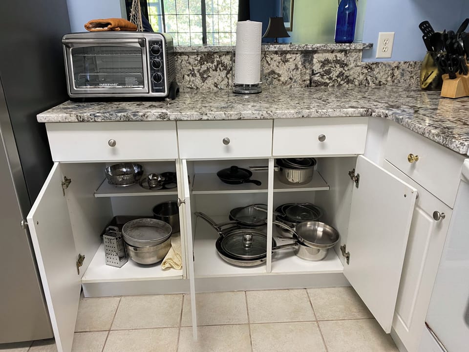 Complete set of cookware.