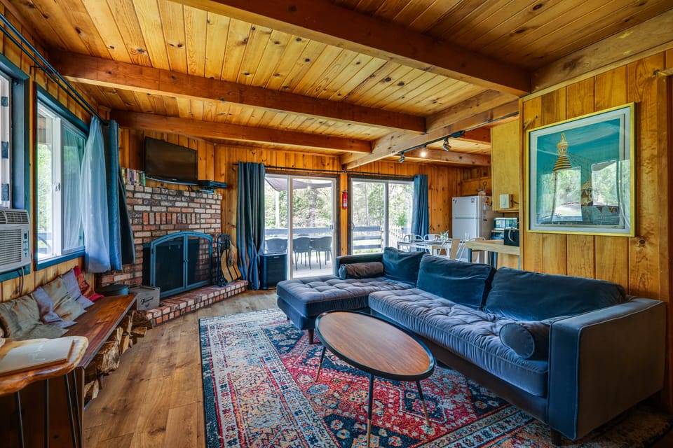 Living Room | Free WiFi | Seasonal Fireplace