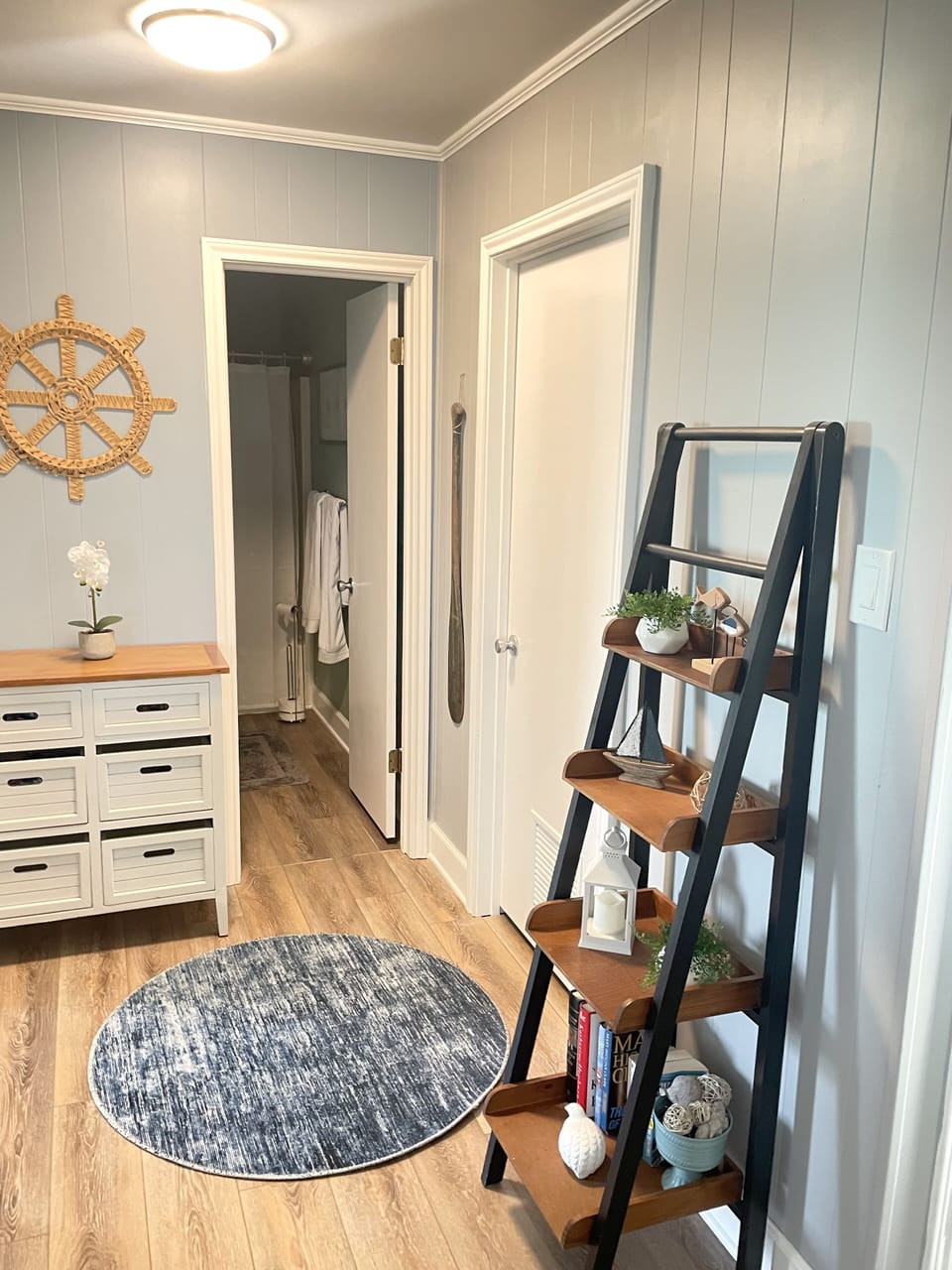 hallway to the 2 bedrooms and bath